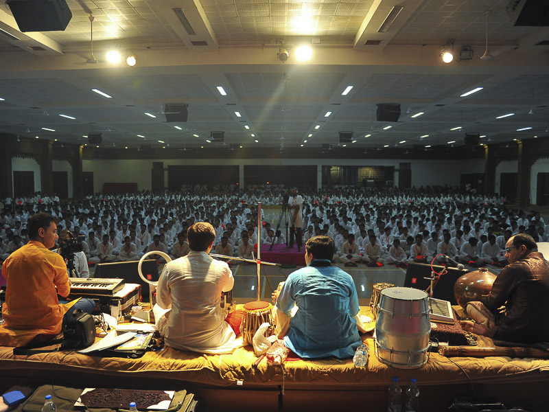 Kirtan bhakti in the evening session