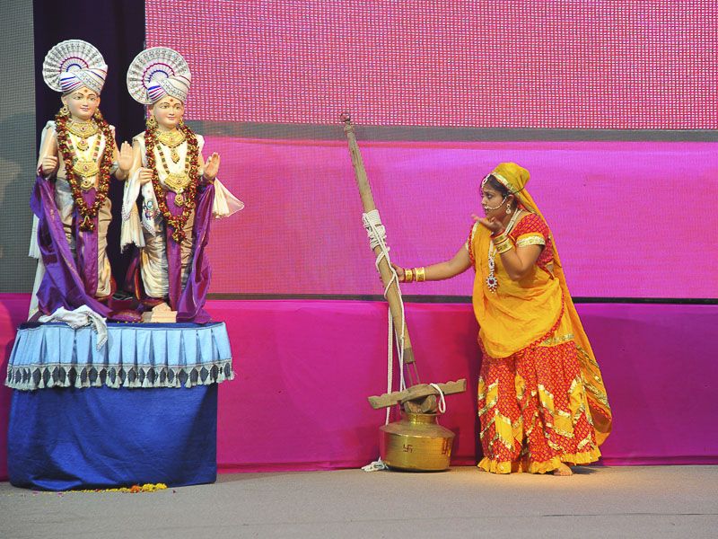 'Balihari Gurudevki' - Rajkot Yuva Shibir, Yuvati session - skit presentation by yuvatis
