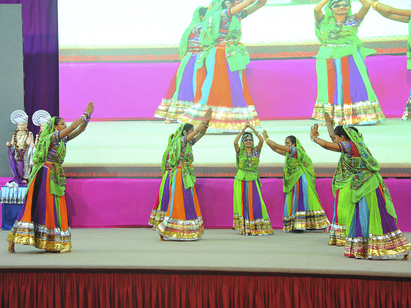 'Balihari Gurudevki' - Rajkot Yuva Shibir, Yuvati session - cultural dance presentation by yuvatis
