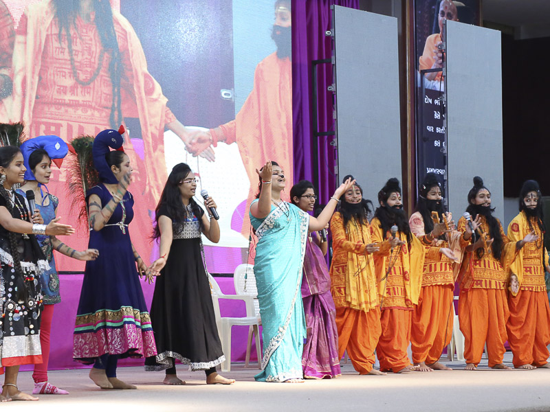 'Balihari Gurudevki' - Rajkot Yuva Shibir, Yuvati session - skit presentation by yuvatis