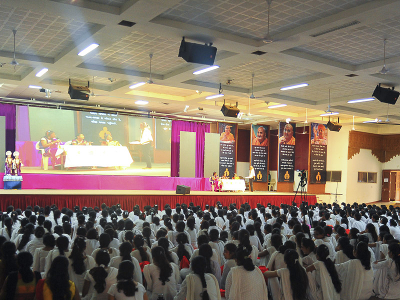'Balihari Gurudevki' - Rajkot Yuva Shibir, Yuvati session