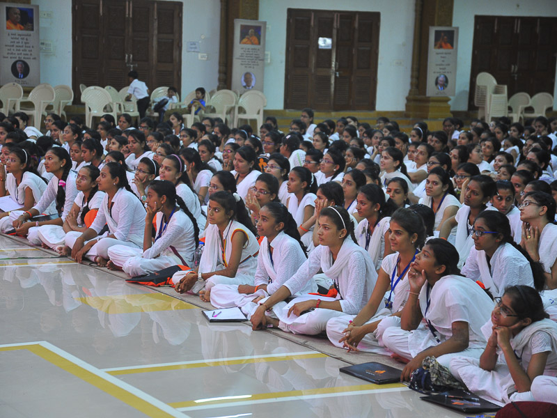 'Balihari Gurudevki' - Rajkot Yuva Shibir, Yuvati session