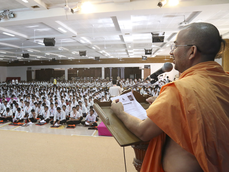 Apurvamuni Swami addresses the shibir