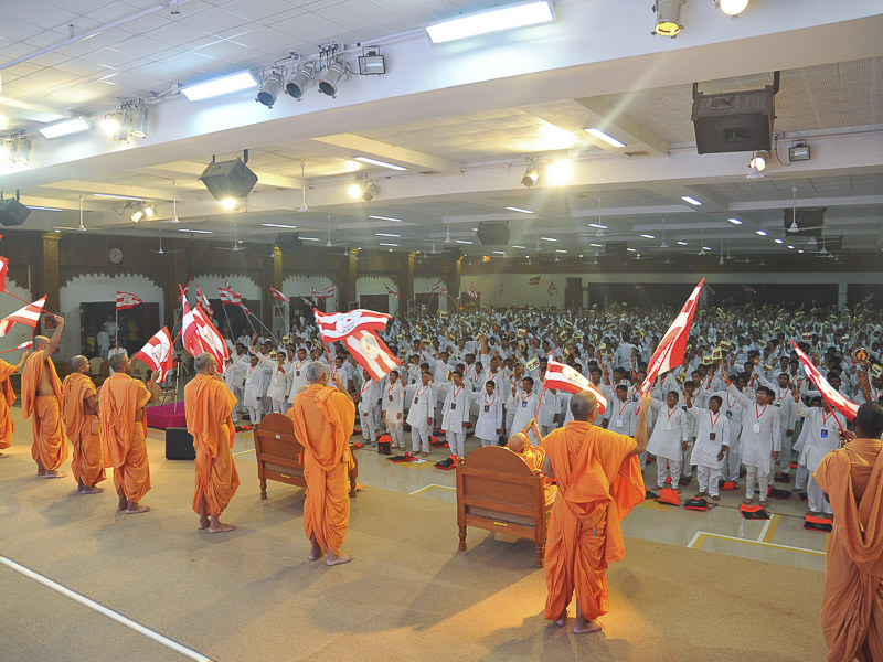 'Balihari Gurudevki' - Rajkot Yuva Shibir - Sadhus wave BAPS flags