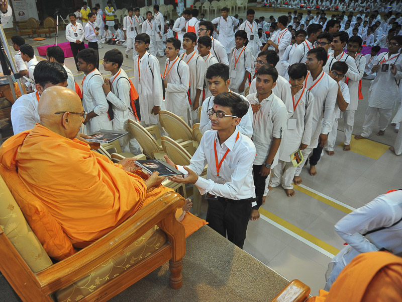 Pujya Tyagvallabh Swami presents shibir mementos