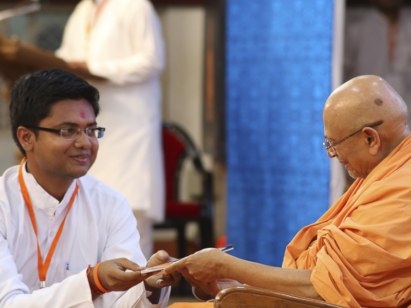 Pujya Tyagvallabh Swami presents shibir mementos