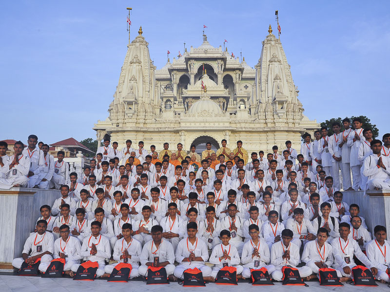 'Balihari Gurudevki' - Rajkot Yuva Shibir
