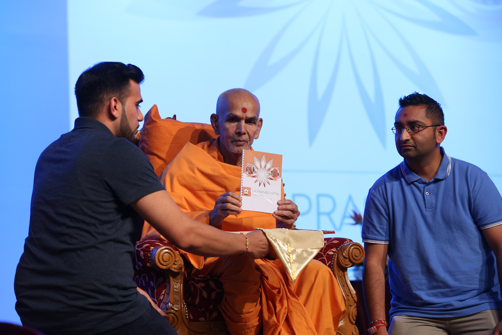 Inauguration of Guidebook by Mahant Swami on 5 September 2015, London, UK