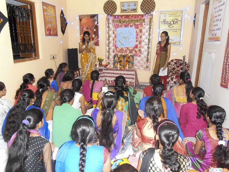 'Sanskruti' Yuvati Parayan during the auspicious month of Shravan, Bharuch