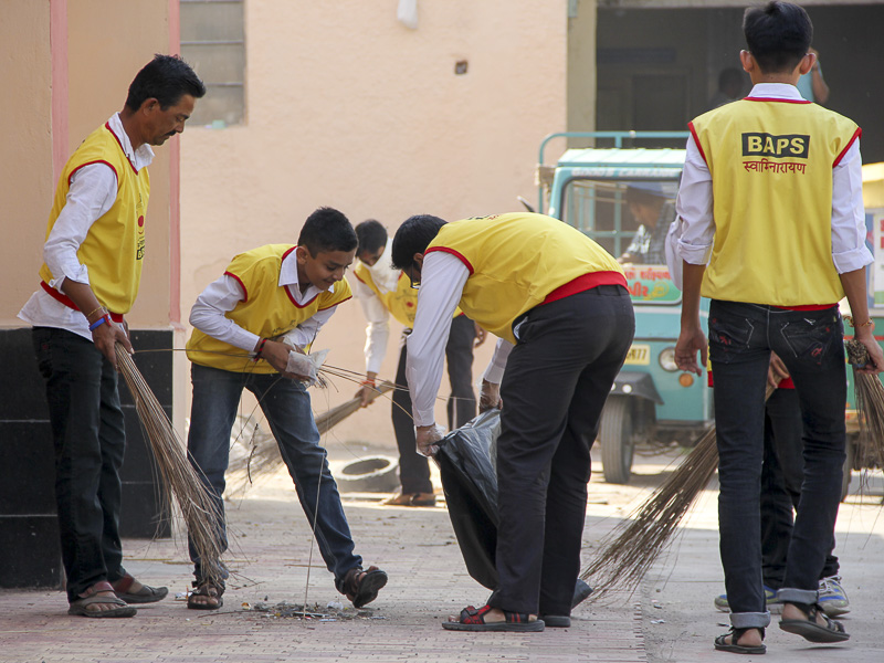 BAPS Youths Participate in 'Clean India Campaign', Rajkot