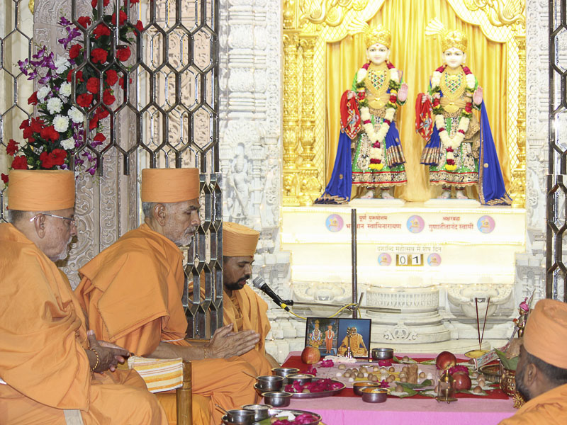 Pujya Mahant Swami and Pujya Ishwarcharan Swami perform mahapuja rituals