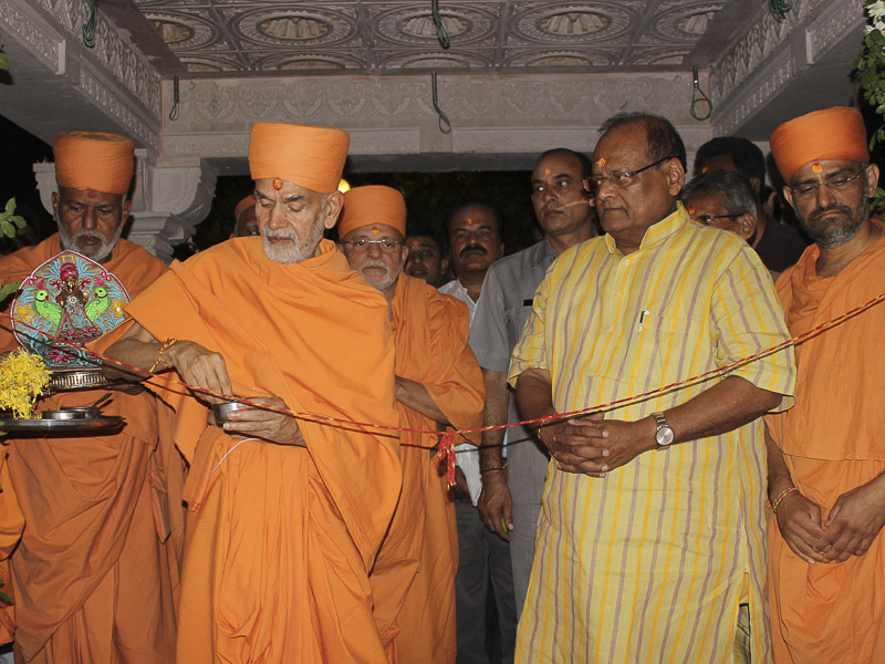 Pujya Mahant Swami performs opening rituals of exhibition 'Sanskritik Darshan'