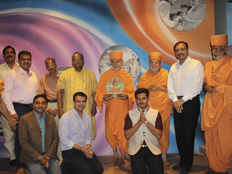 Invited guests with Pujya Mahant Swami, Pujya Ishwarcharan Swami and Rajeshwar Swami