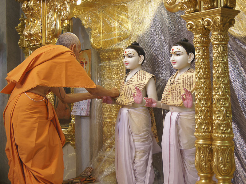 Pujya Mahant Swami performs patotsav rituals