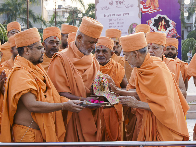 Pujya Mahant Swami performs pujan of Shri Harikrishna Maharaj
