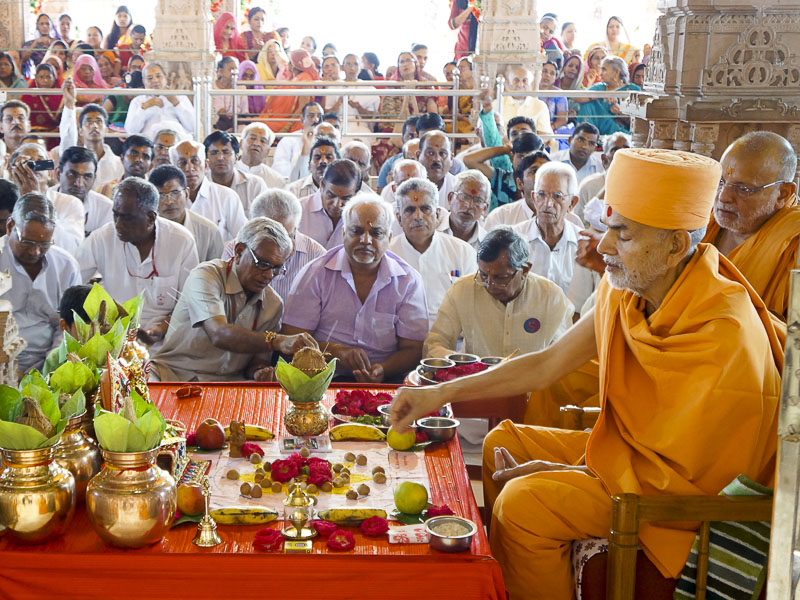 Pujya Mahant Swami and Pujya Ishwarcharan Swami perform patotsav mahapuja