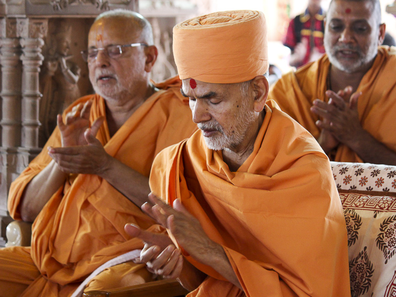 Pujya Mahant Swami and Pujya Ishwarcharan Swami perform patotsav mahapuja