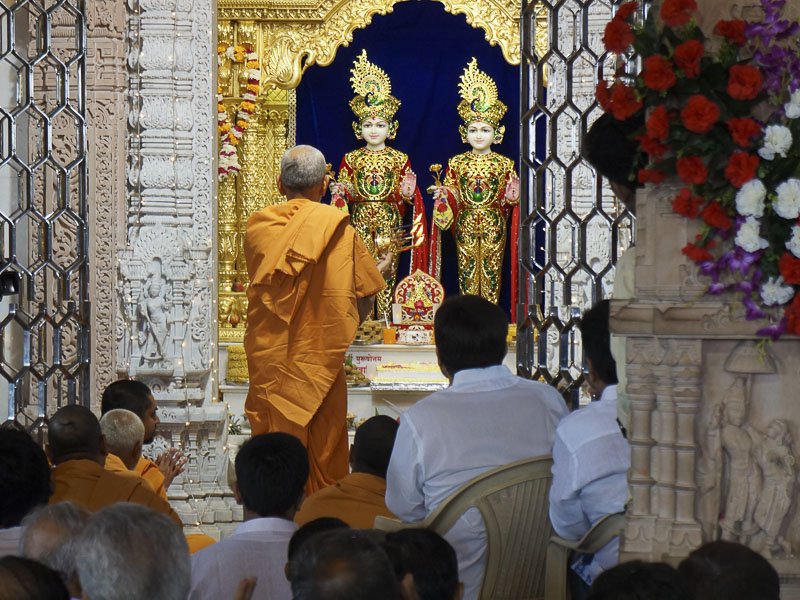 Pujya Mahant Swami performs patotsav arti