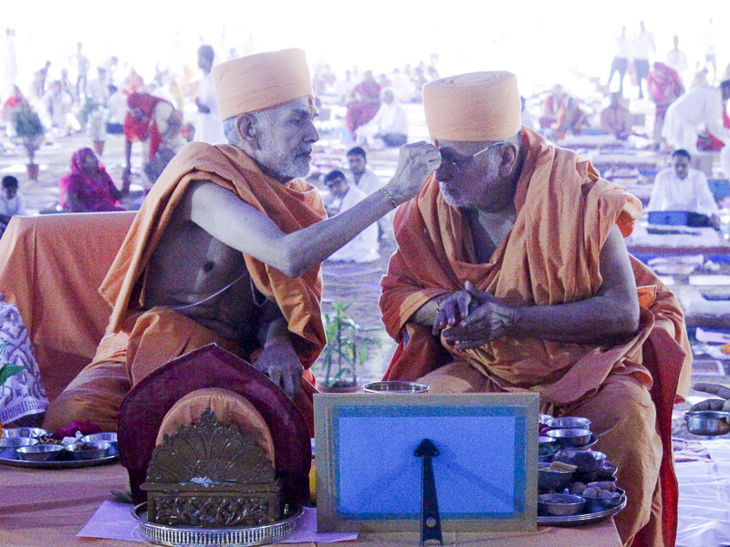 Pujya Mahant Swami and Pujya Ishwarcharan Swami perform yagna rituals