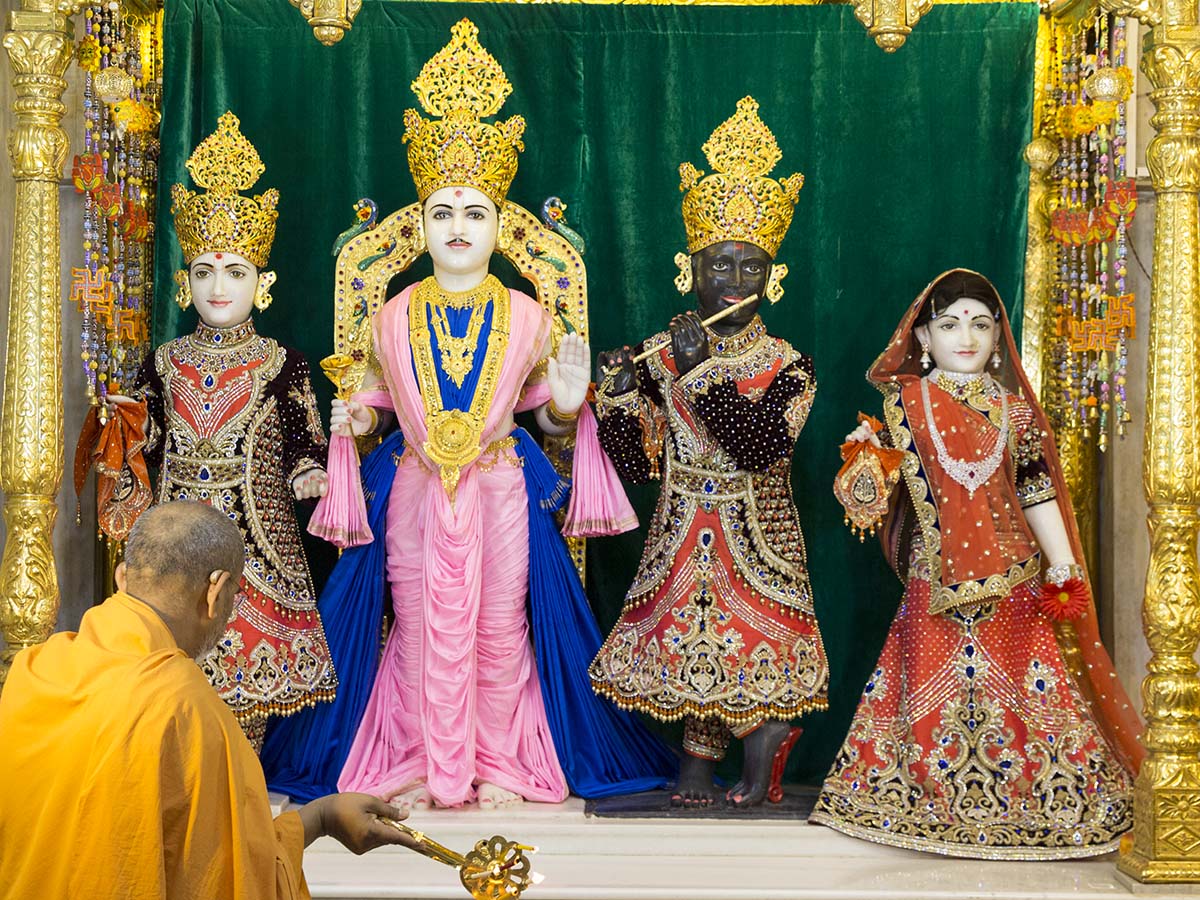 Shri Varninath Dev and Shri Gopinath Dev - Shangar arti darshan