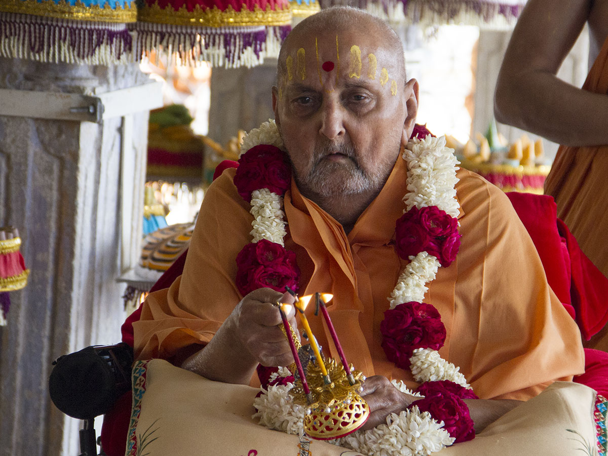 Swamishri performs annakut arti