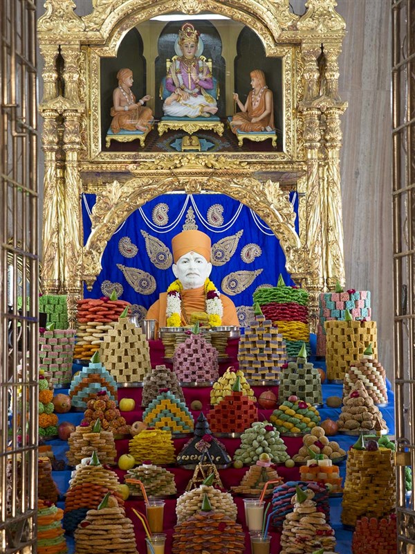 Annakut offered to Brahmaswarup Shastriji Maharaj at Shri Yagnapurush Smruti Mandir