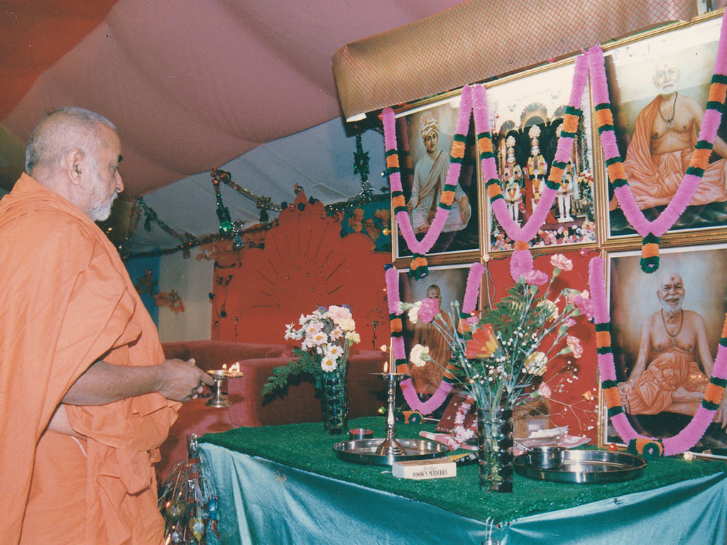 Swamishri in Preston, 1988