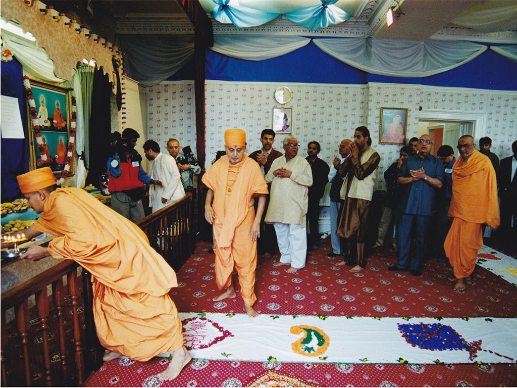 Swamishri in Preston, 2000