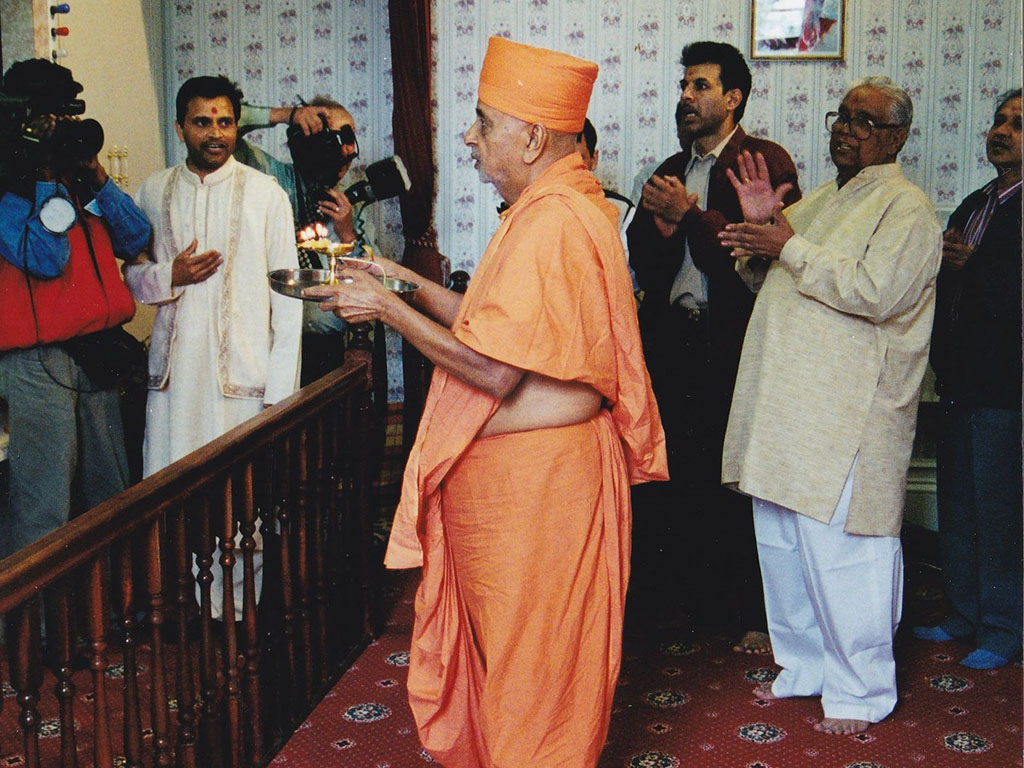 Swamishri in Preston, 2000