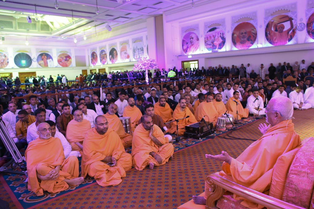 Pujya Doctor Swami blesses the New Year's Day assembly