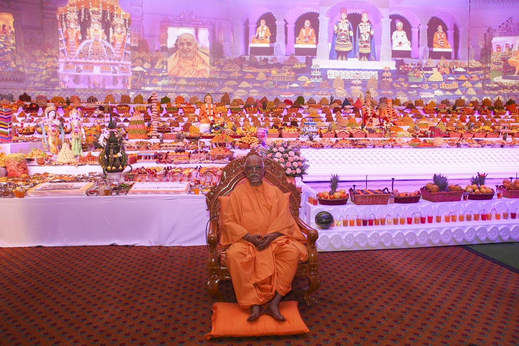 Pujya Doctor Swami blesses the New Year's Day assembly
