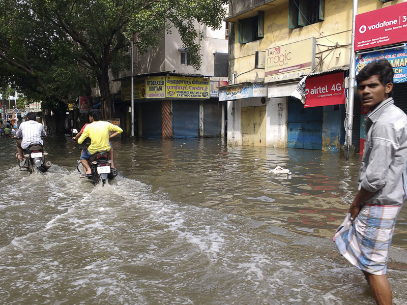 Flood Relief Work by BAPS in Otteri, Chennai, 4 December 2015