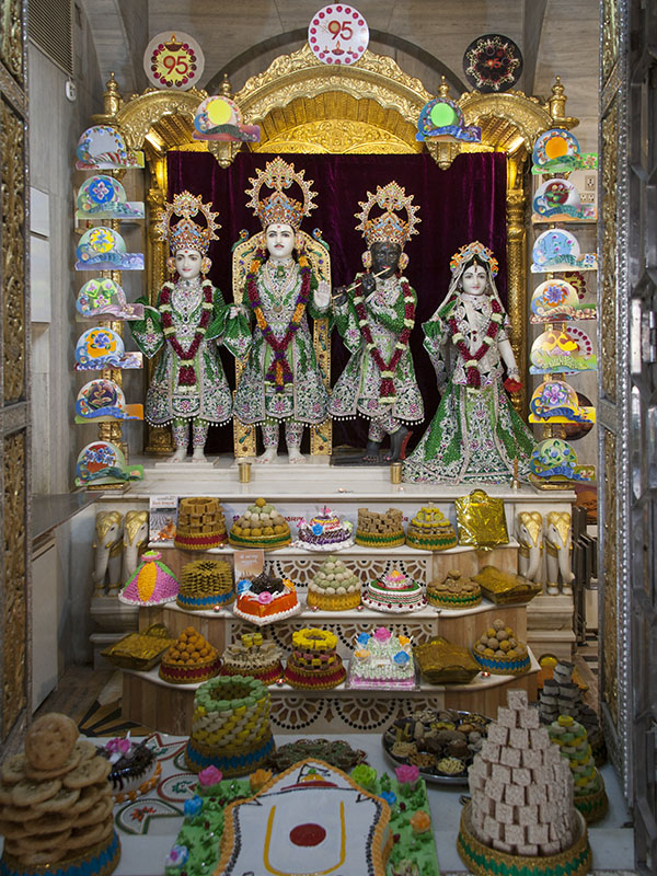 Annakut offered to Thakorji, Shri Varninath Maharaj and Shri Gopinath Dev