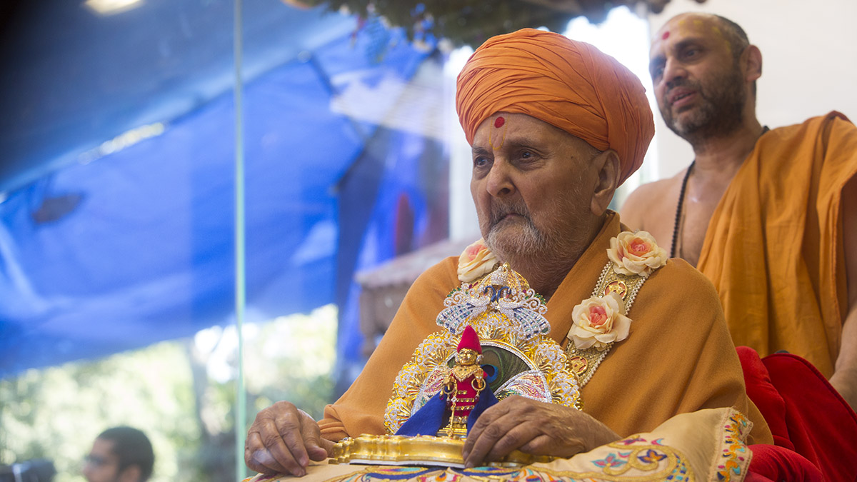 HH Pramukh Swami Maharaj arrives in the mandir grounds in the morning