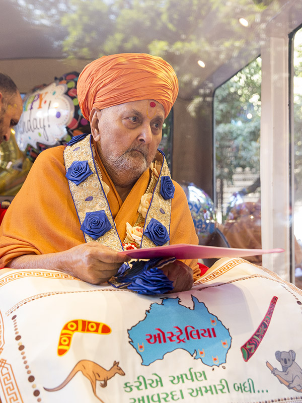 Swamishri sanctifies papers 