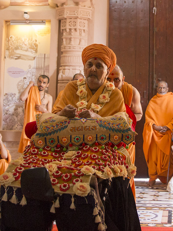 Swamishri doing darshan of Brahmaswarup Shastriji Maharaj