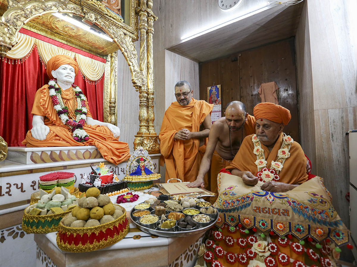 Swamishri sanctifies 'Swaminarayan Siddhant Sudha' written by Bhadresh Swami (Ph.D., D.Litt.)