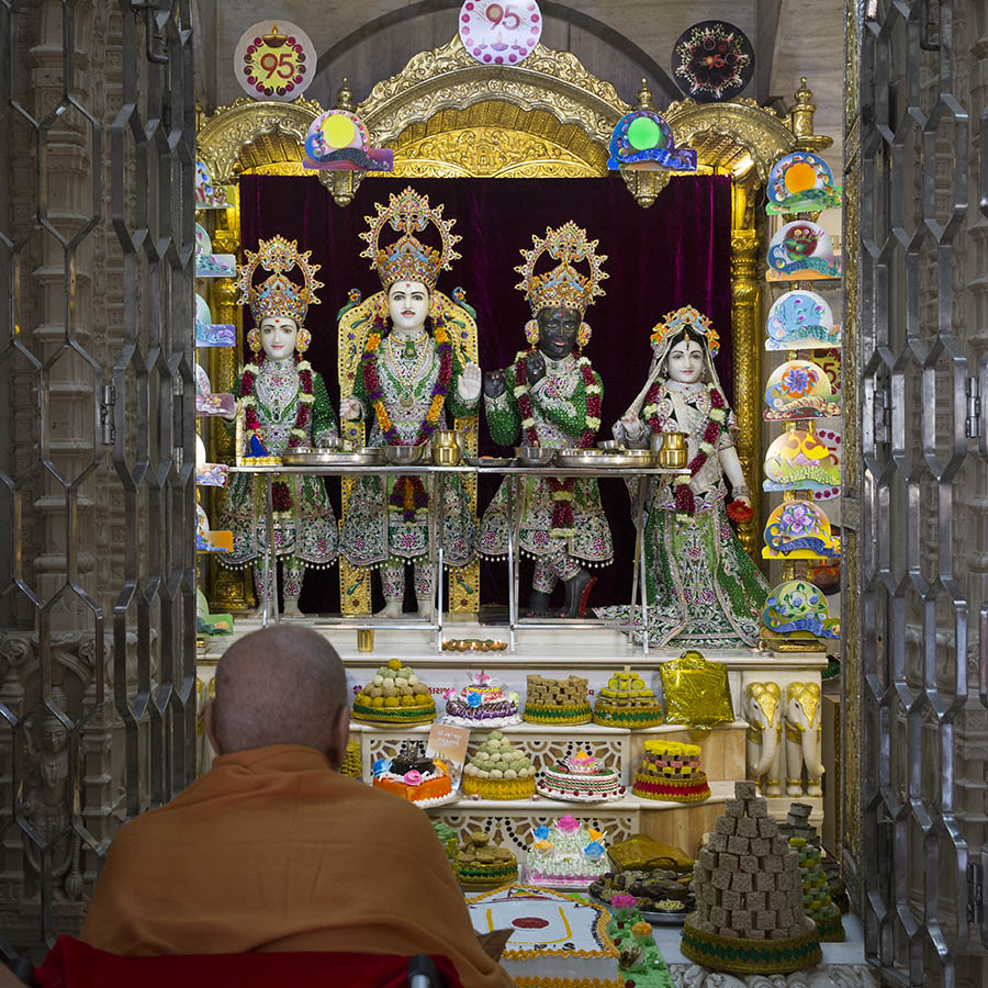Swamishri engrossed in darshan of Tahkorji