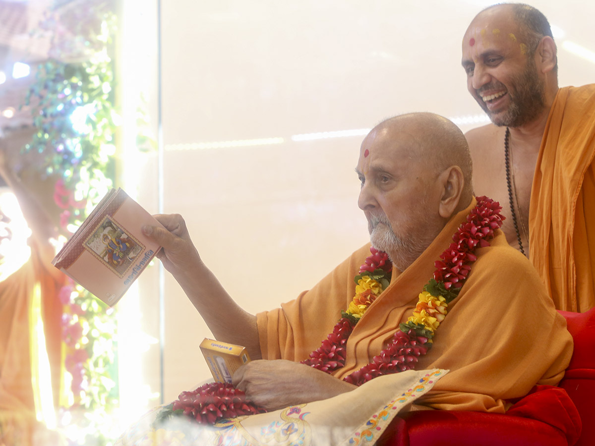 Swamishri inaugurates a new audio publication,  'Bhaktachintamani'
