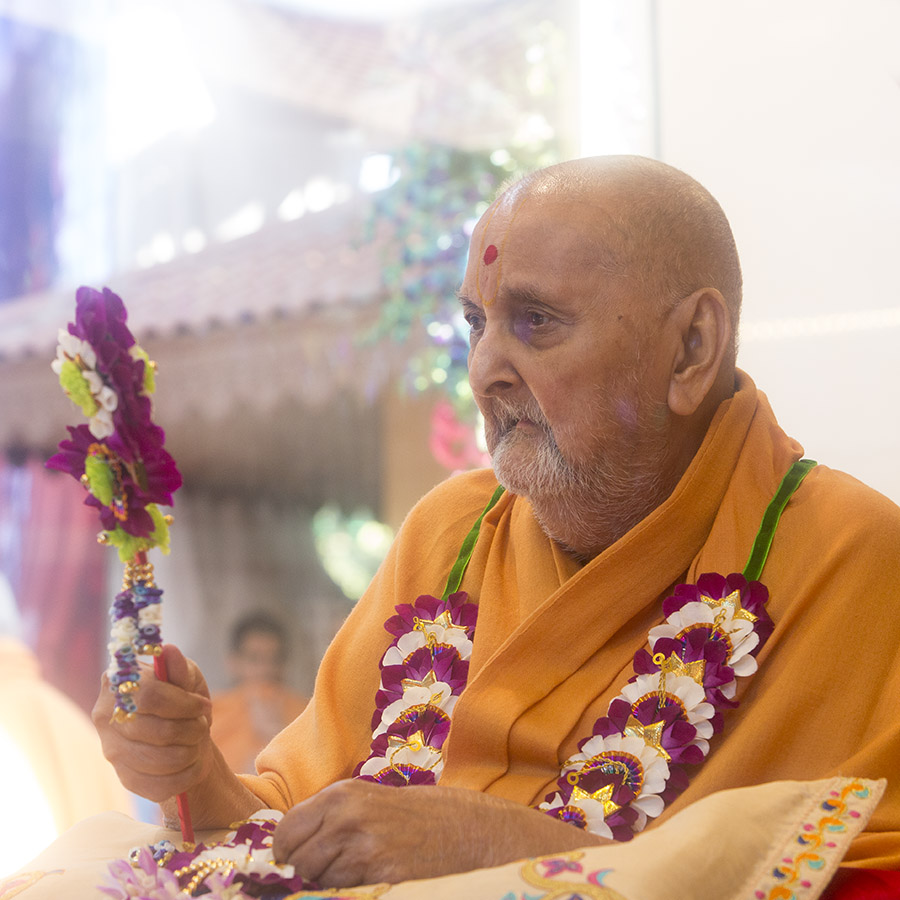 Swamishri waves a chhadi