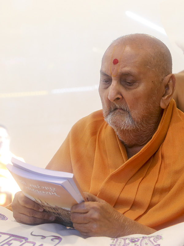 Swamishri inaugurates a new print publication, 'Sarangpur Mahatmyam'