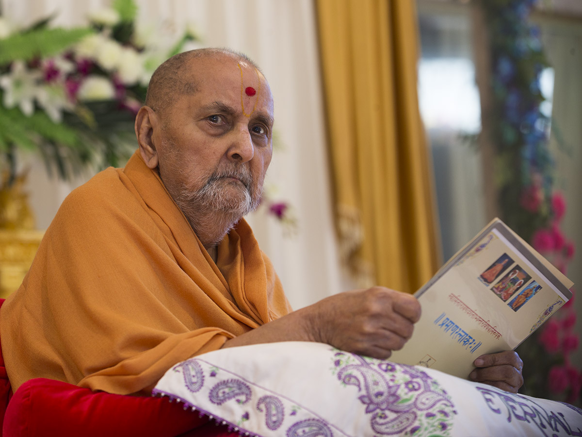 Swamishri sanctifies the 'Praman Ratnakarah' written by Shrutiprakash Swami