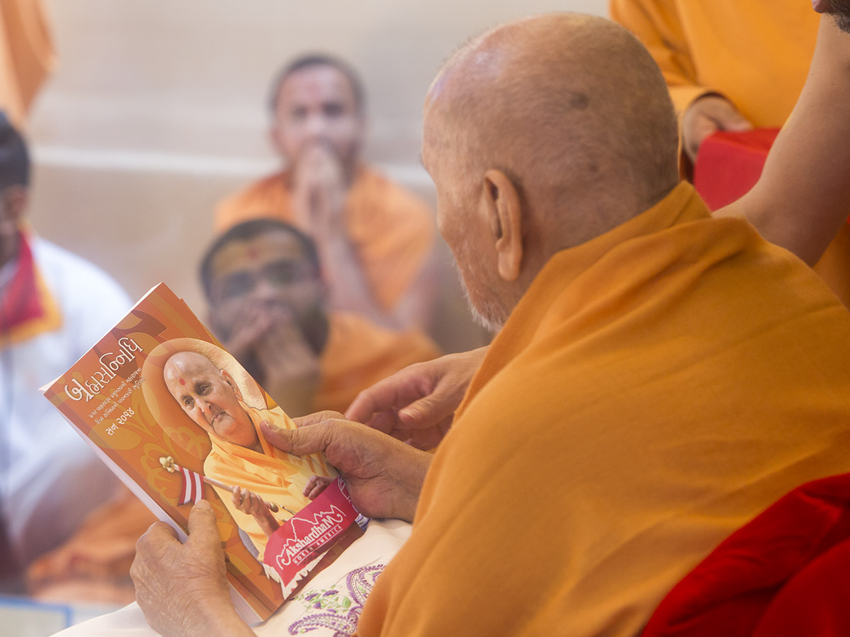 Swamishri inaugurates print publication, 'Brahmasannidhi 2014'