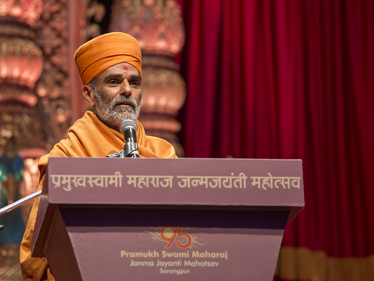 Pujya Anandswarup Swami addresses the assembly