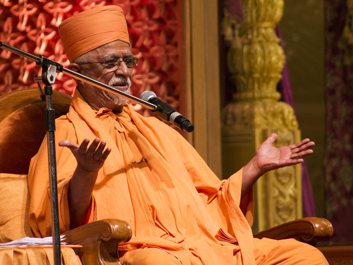 Pujya Doctor Swami addresses the assembly