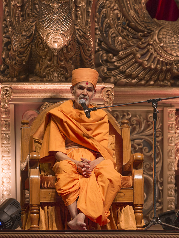 Pujya Mahant Swami addresses the assembly