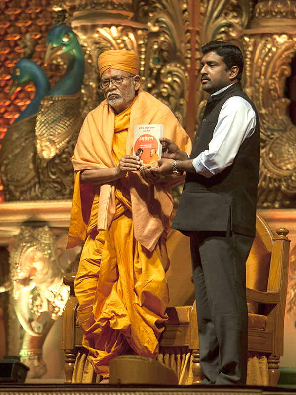Pujya Kothari Swami inaugurates 'Aarohan', the Hindi edition of Dr. APJ Abdul Kalam's book, 'Transcendence: My Spiritual Experiences with Pramukh Swamiji'