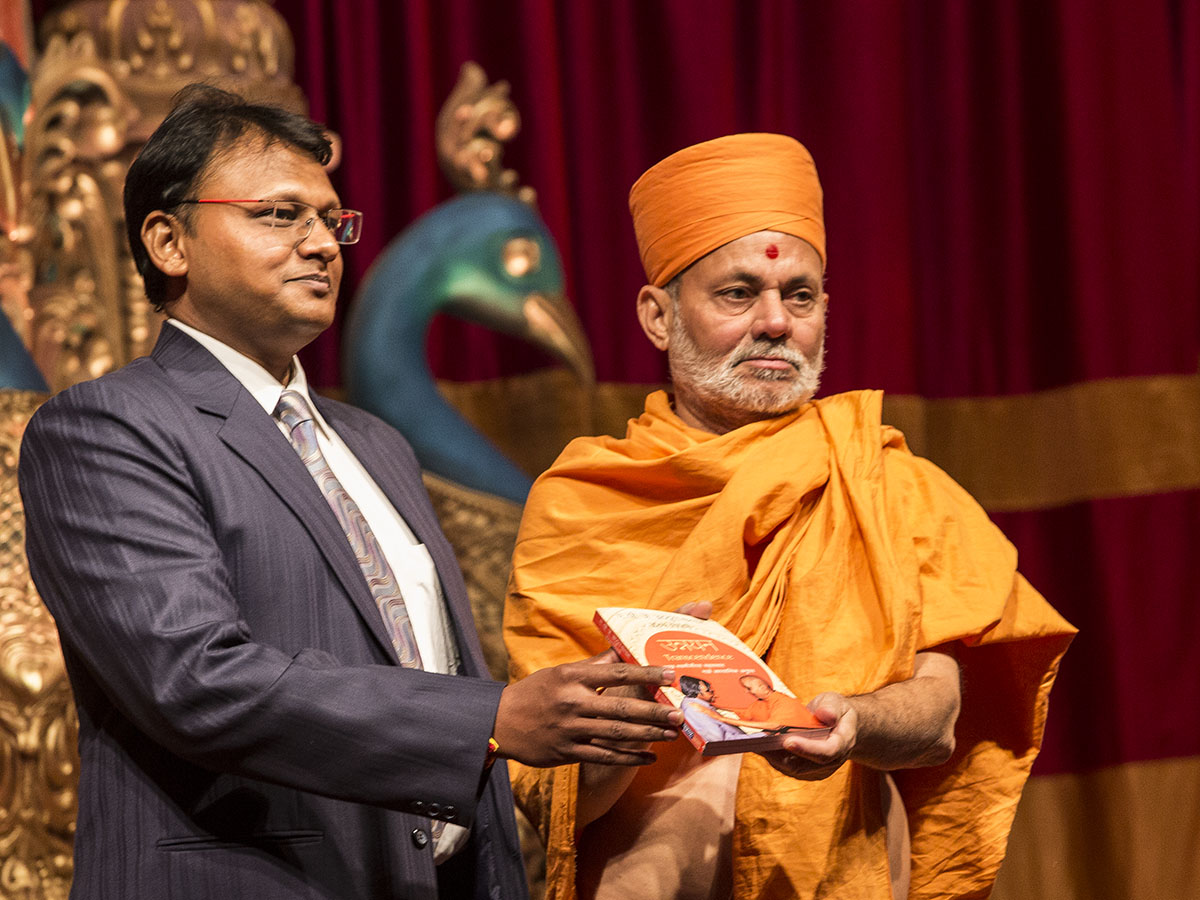 Pujya Viveksagar Swami inaugurates 'Unnayan', the Marathi translation of Dr. APJ Abdul Kalam's book, 'Transcendence: My Spiritual Experiences with Pramukh Swamiji'