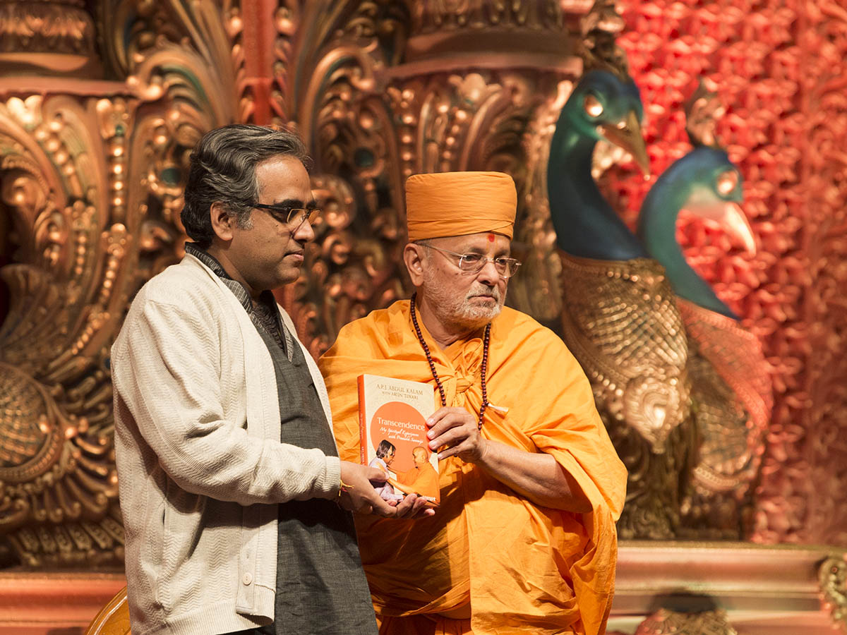 Pujya Ishwarcharan Swami with ''Transcendence: My Spiritual Experiences with Pramukh Swamiji', the book written in English by Dr. APJ Abdul Kalam and Prof.Arun Tiwari