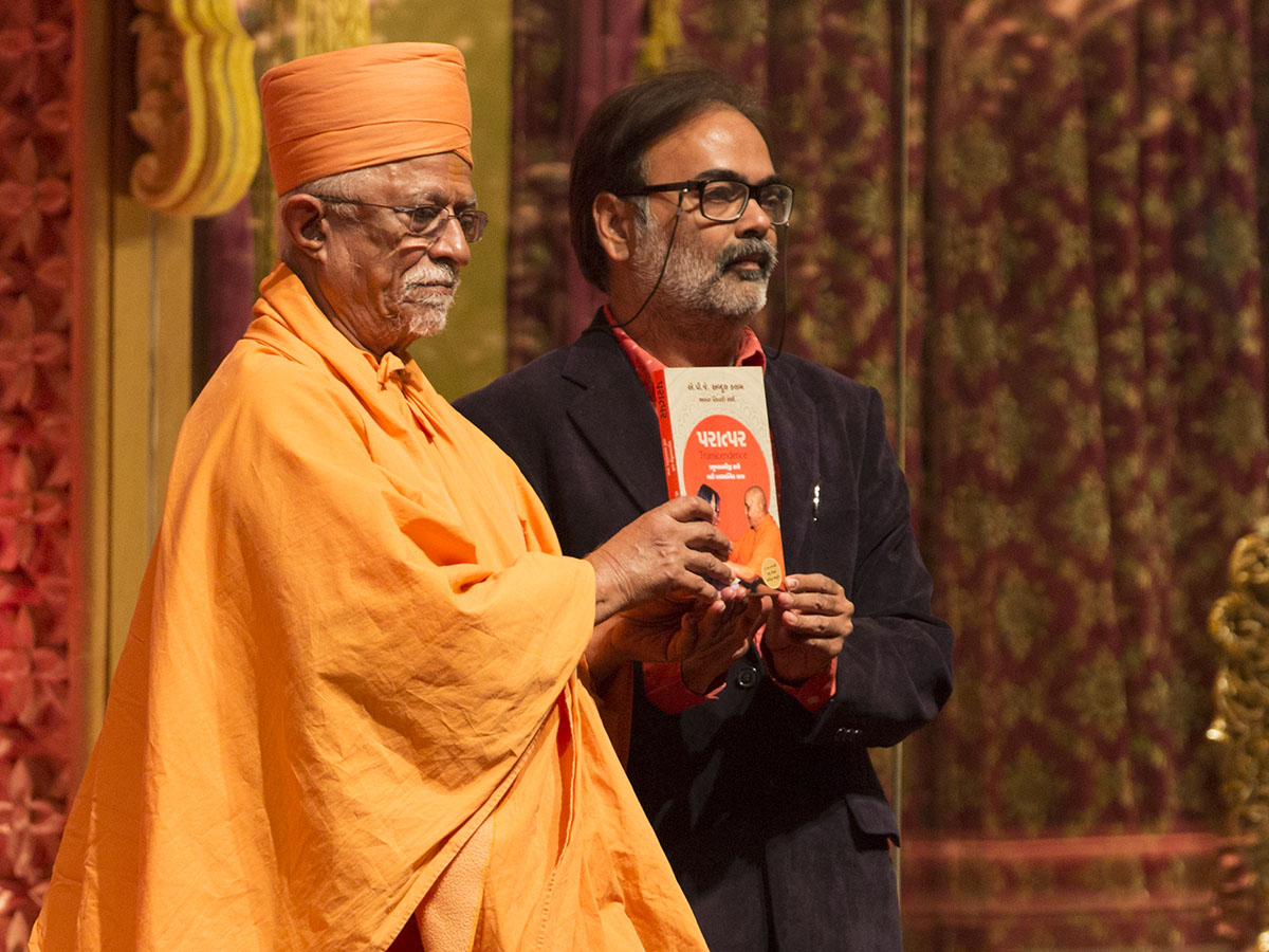 Pujya Doctor Swami inaugurates 'Paratpar', the Gujarati edition of Dr. APJ Abdul Kalam's book, 'Transcendence: My Spiritual Experiences with Pramukh Swamiji'